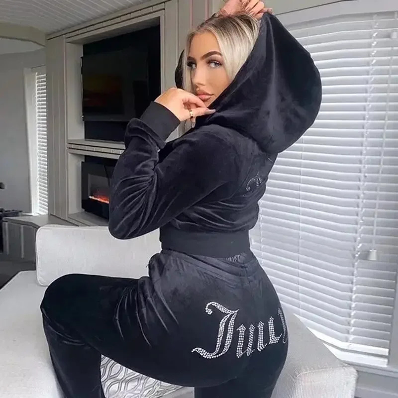 Winter Clothing Items - Damski welurowy dres Juicy Couture na